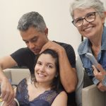 O papai Renato cortando o cordão umbilical da Anna Cecília.