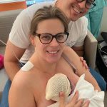 Luísa pele a pele com a mamãe Mariana.