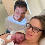 Os papais Mariana e Madson encantados com a Luísa.