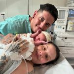 A mamãe Rafaela e o papai Lucas felizes com a chegada do Isaac.