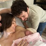 Maria Luiza sendo admirada pelos papais Ana Carolina e João.