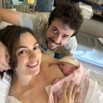 A mamãe Ana Carolina amamentando a Maria Luiza.