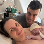 Joaquim pele a pele com a mamãe Fernanda.