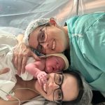 Cecília sendo paparicada pelas mamães Gabriela e Kelly.