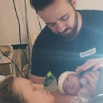 A mamãe Ana Clara e o papai Lucas encantados com o Luan.