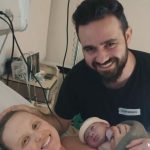 Os papais Ana Clara e Lucas felizes com a chegada do Luan.