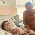 Papai Daves cortando o cordão umbilical da Melinda.