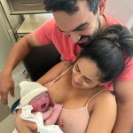 Os papais Gessica e Adriel admirados com a Stella.